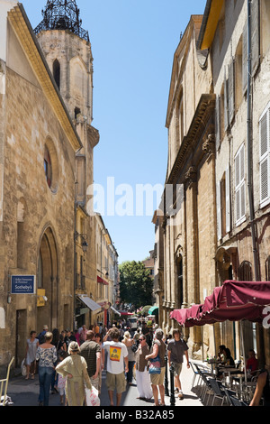 Une étroite rue La Fayette rue commerçante dans le centre-ville historique d'Aix en Provence France Banque D'Images