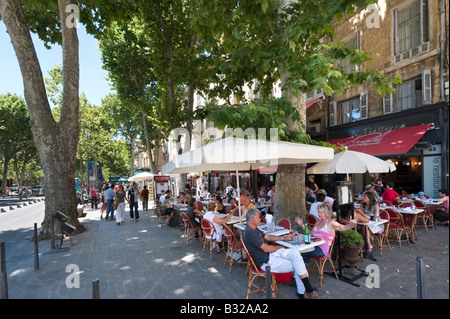 Café de la rue sur le Cours Mirabeau dans le centre-ville historique d'Aix en Provence France Banque D'Images