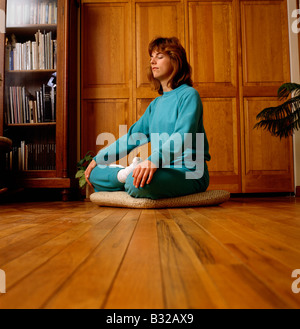 Young woman doing yoga Banque D'Images