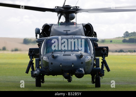 Un United States Air Force en Europe (USAFE) HH 60 Black Hawk de l'hélicoptère de recherche et sauvetage de combat basé à RAF Lakenheath Banque D'Images