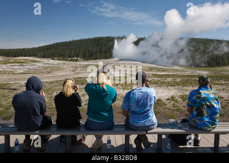 OLD Faithful Geyser en éruption toutes les heures de l'envoi 8 400 gallons d'eau bouillante 184 pieds en l'air Parc national de Yellowstone au Wyoming Banque D'Images