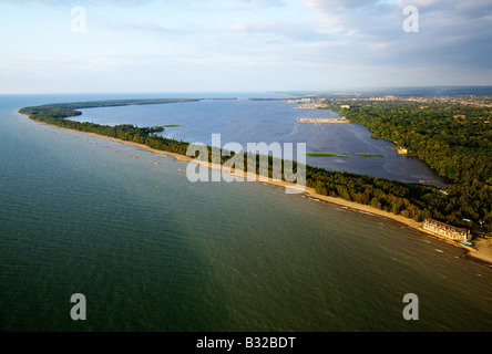 Vue aérienne au coucher du soleil au cours de Presque Isle State Park et Lake Erie, Pennsylvania, USA Banque D'Images