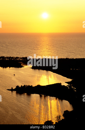 Vue aérienne de coucher de soleil sur Presque Isle State Park et Lake Erie, Pennsylvania, USA Banque D'Images