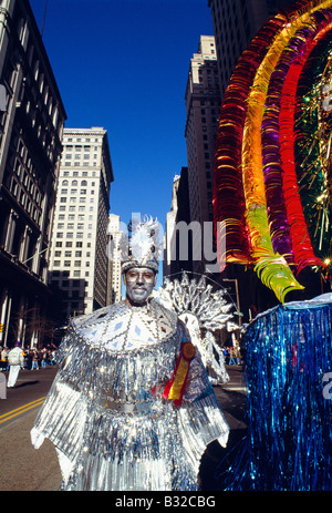 Les danseurs costumés se pavanant rue large à l'assemblée annuelle de Philadelphie le jour de l'an Mummers Parade. Banque D'Images