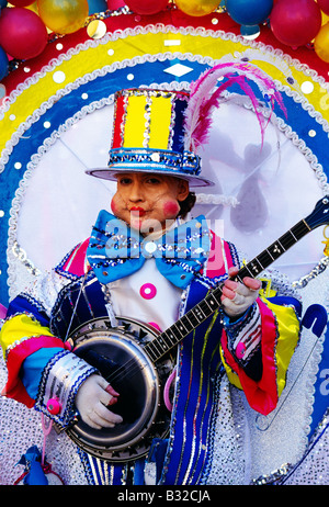 Les danseurs costumés se pavanant rue large à l'assemblée annuelle de Philadelphie le jour de l'an Mummers Parade. Banque D'Images