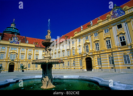 Fontaine à eau dans la cour de prélat à l'Abbaye de Melk Stift Melk Abbaye Bénédictine de Melk ville Basse-autriche Autriche Europe Etat Banque D'Images