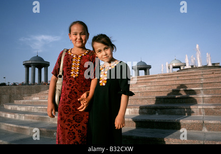 7 mai 2006 - Deux petites femmes locales portant le traditionnel costume nationale turkmène (Kurta) du parc de l'indépendance à Achgabat. Banque D'Images