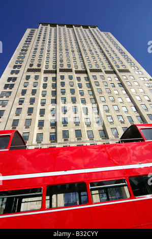 Double-decker rouge traditionnel en face de gratte-ciel. Londres Banque D'Images