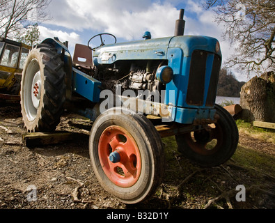 Un vieux tracteur Fordson Power Major stationné dans une cour Banque D'Images