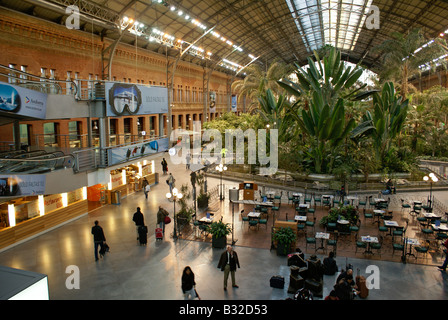 L'intérieur de la gare d'Atocha, Madrid, Espagne Banque D'Images