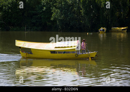 Bateau-taxi sur la rivière Sarawak Kuching Malaisie Bornéo Banque D'Images