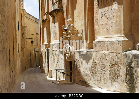St Peter Street et l'église des Carmes et Prieuré, Mdina, Malte Banque D'Images