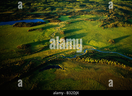 Vue aérienne de basse altitude de la toundra luxuriante et de rivières dans la région de Matanuska d'Alaska, USA Banque D'Images