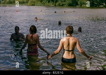 Les gens la baignade dans le lac à la Nage Secret au Big Chill Festival 2008, Eastnor, Herefordshire Banque D'Images