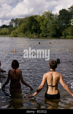 Les gens la baignade dans le lac à la Nage Secret au Big Chill Festival 2008, Eastnor, Herefordshire Banque D'Images