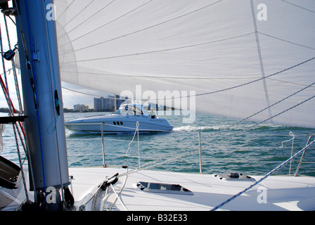 La voile sur un catamaran voilier avec un bateau passant par Banque D'Images