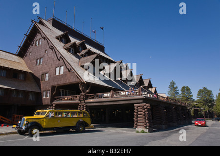 L'historique Old Faithful Inn a été achevé en 1904 le parc national de Yellowstone au Wyoming Banque D'Images