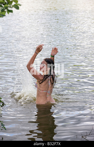 Femme dans le lac à la Nage Secret, Le Big Chill Festival 2008, Eastnor, Herefordshire Banque D'Images