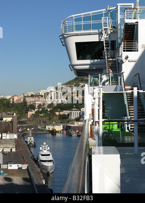 P&O cruise ship Ventura à quai à Funchal la capitale de Madère avec le Reids Palace Hôtel (bâtiment rose) en arrière-plan. Banque D'Images