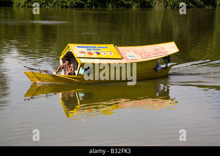 Bateau-taxi sur la rivière Sarawak Kuching Malaisie Bornéo Banque D'Images