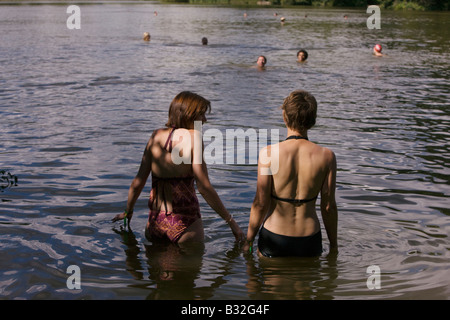 Les gens la baignade dans le lac à la Nage Secret au Big Chill Festival 2008, Eastnor, Herefordshire Banque D'Images