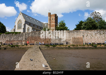 Le disque à Topsham avec vue sur le mur de la ville et l'Église Banque D'Images