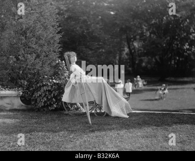 Female patient in wheelchair relaxing in garden Banque D'Images