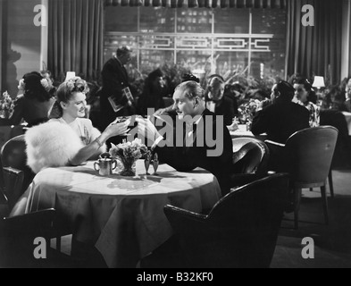 Couple de dîner dans restaurant bondé Banque D'Images