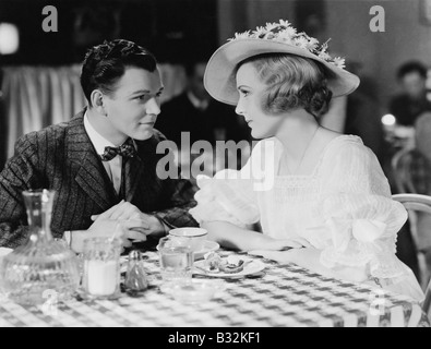 Jeune couple coin in restaurant Banque D'Images