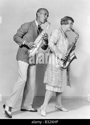 Couple jouant ensemble de saxophones Banque D'Images