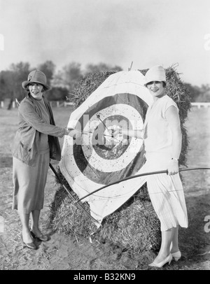 Les femmes avec bulls eye en tir à l'objectif Banque D'Images