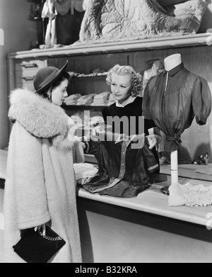 Client et clerk in clothing store Banque D'Images