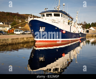 Bateaux amarrés dans le bassin de Corpach sur le Canal Calédonien à Corpach près de Fort William, Écosse. Banque D'Images