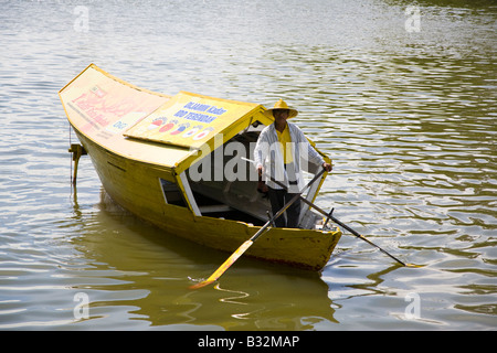 Bateau-taxi sur la rivière Sarawak Kuching Malaisie Bornéo Banque D'Images