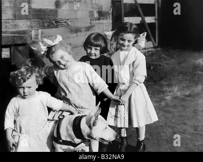 Portrait d'enfants à l'extérieur avec chien Banque D'Images