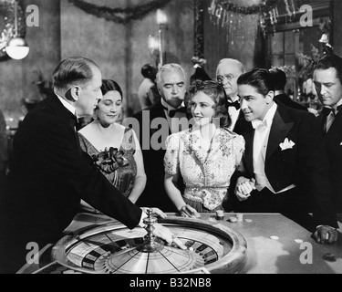 Les gens at roulette table Banque D'Images