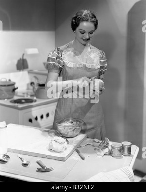 Portrait of woman cooking in kitchen Banque D'Images