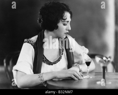 Portrait de femme à boire Banque D'Images