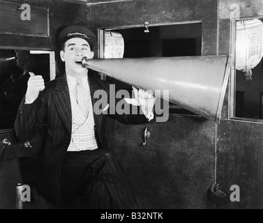 Homme avec un énorme mégaphone Banque D'Images