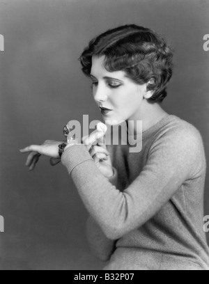 Femme à l'aide de cas cosmétique portés sur le poignet Banque D'Images