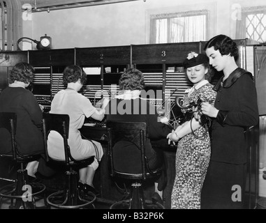 Les opérateurs de téléphone au standard téléphonique Banque D'Images