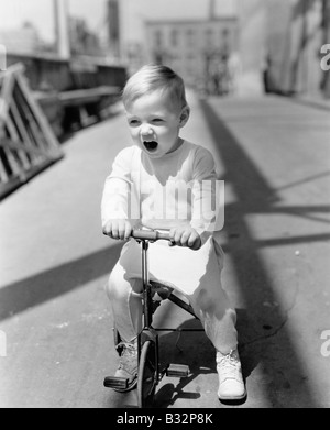 Portrait d'équitation pour enfants tricycle Banque D'Images