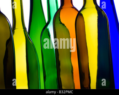 Détail de la sélection de bouteilles de vin vides colorés Banque D'Images