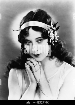 Portrait de femme avec ruban et des fleurs dans les cheveux Banque D'Images