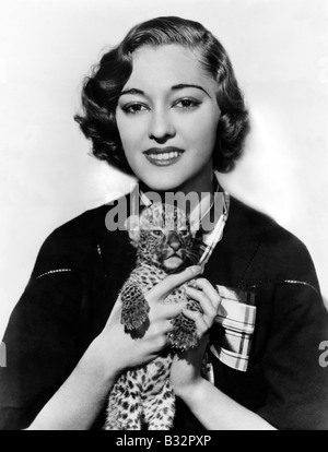 Woman holding tiny leopard cub Banque D'Images