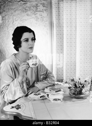Woman having meal at table Banque D'Images