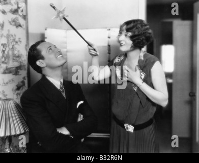 Femme tenant une baguette magique sur sa tête d'amis Banque D'Images