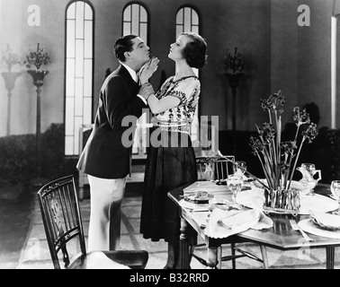 Profil d'un jeune homme essayant d'embrasser une jeune femme Banque D'Images