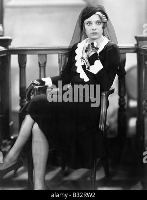 Jeune femme assise dans une salle d'audience Banque D'Images