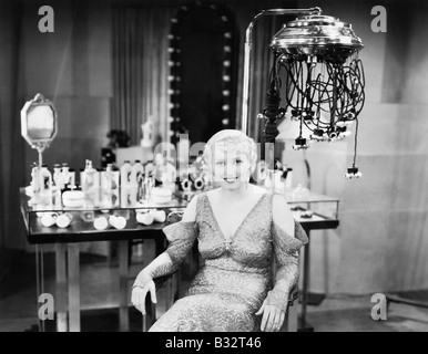 Portrait d'une jeune femme assise dans un salon de beauté. Banque D'Images